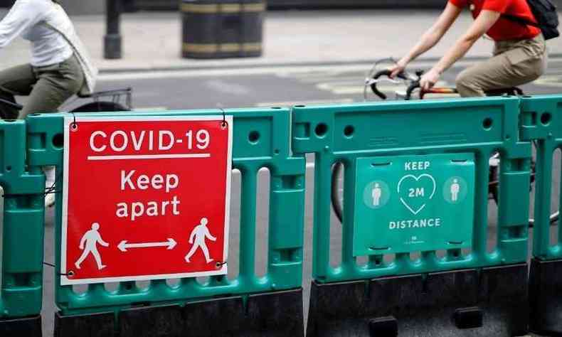 Placas em Oxford relembram a necessidade do distanciamento(foto: Tolga Akmen / AFP)