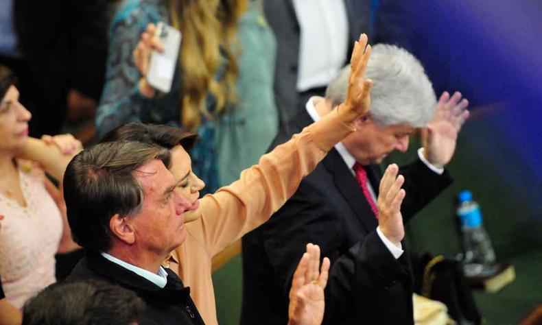 Bolsonaro e a primeira-dama Michelle em culto em BH: aposta em eleitores evangélicos(foto: Ramon Lisboa/EM/D.A Press - 7/8/22) Bolsonaro e a primeira-dama Michelle em culto em BH