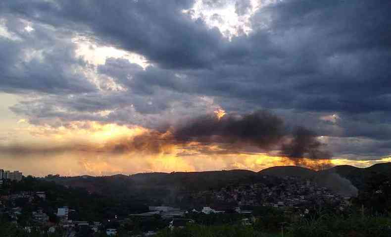 A fumaa do incndio no nibus foi vista em vrios pontos de Governador Valadares, como no alto do Bairro santo Agostinho, ao cair da tarde(foto: Tim Filho)