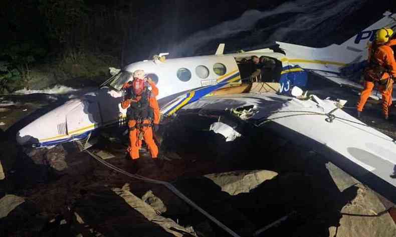 Bombeiros buscam vtimas no avio que sofreu acidente