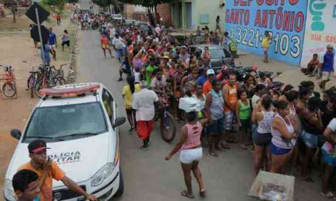 Com o desabastecimento, moradores enfrentaram filas para ter gua potvel(foto: Tlio Santos/EM/D.A.Press)