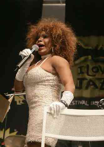 Elza Soares se ampara numa cadeira, depois de machucar a perna, e canta no palco do I Love Jazz, festival em BH, em 2010 