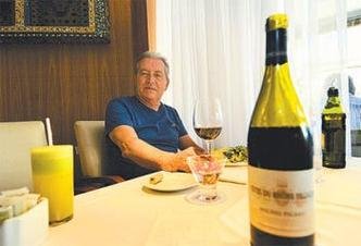 Com rótulos mais em conta, o empresário Afonso Alberto passou a consumir a bebida no restaurante(foto: JUAREZ RODRIGUES/EM/D.A PRESS) Com rótulos mais em conta, o empresário Afonso Alberto passou a consumir a bebida no restaurante(foto: JUAREZ RODRIGUES/EM/D.A PRESS)