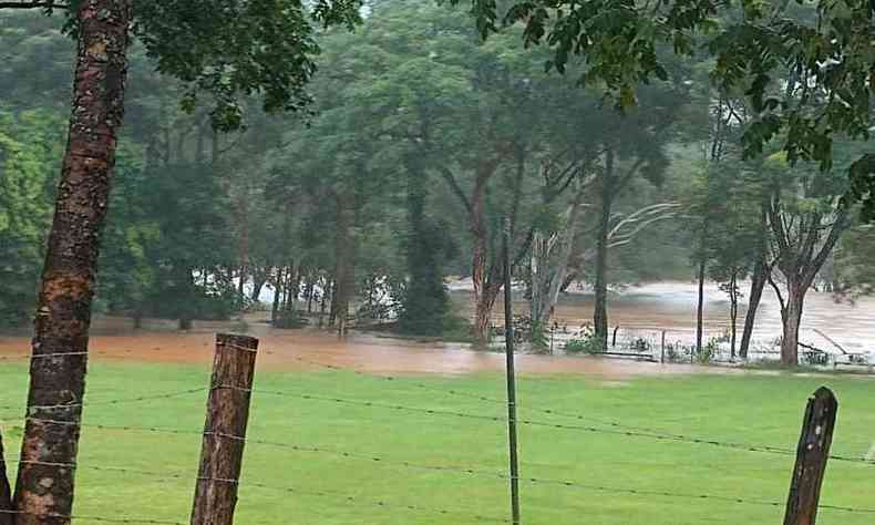 Inundao por causa de transbordamento de barragem em Monjolos(foto: Victor Maia/Divulgao )