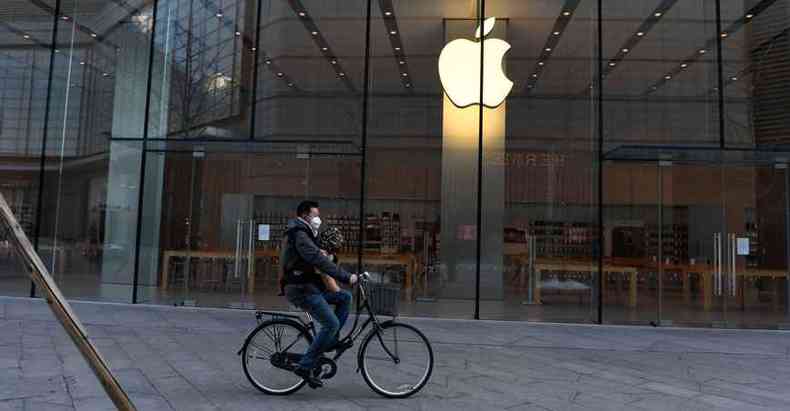 Apple sente os efeitos negativos do coronavrus em seus negcios. Na China, alm de lojas vazias, a linha de produo do iPhone foi interrompida e compromete as vendas da empresa (foto: GREG BAKER/AFP)