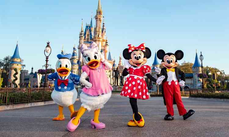 Mickey, Donald, Minnie e Margarida em frente ao castelo da Cinderela em Orlando