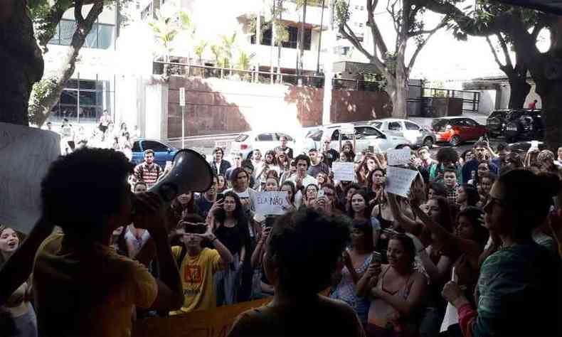 Estudantes protestaram na porta do campus Praa da Liberdade contra comentrios da professora(foto: facebook.com/JuventudeEmLuta)