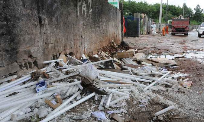 Lâmpadas fluorescentes, que contém mercúrio, perigoso para a saúde, descartados irregularmente no portão principal da URPV do Horto(foto: Paulo Filgueiras/EM/D.A PRESS) Lâmpadas fluorescentes, que contém mercúrio, perigoso para a saúde, descartados irregularmente no portão principal da URPV do Horto(foto: Paulo Filgueiras/EM/D.A PRESS)