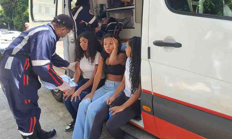 Na foto, alunas do Instituto de Educao de Minas Gerais (IEMG) sendo atendidas pelo Samu aps deixarem prdio da escola