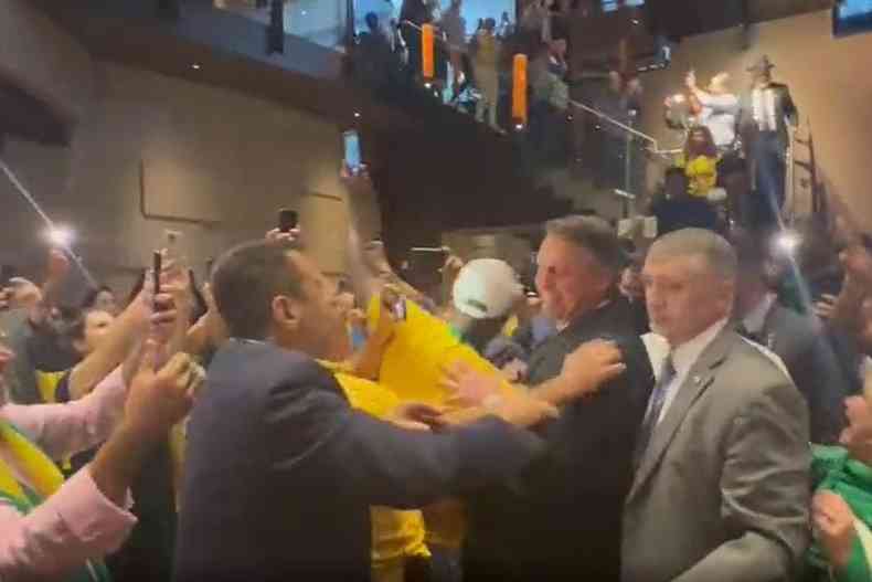 Bolsonaro junto aos seguidores em restaurante