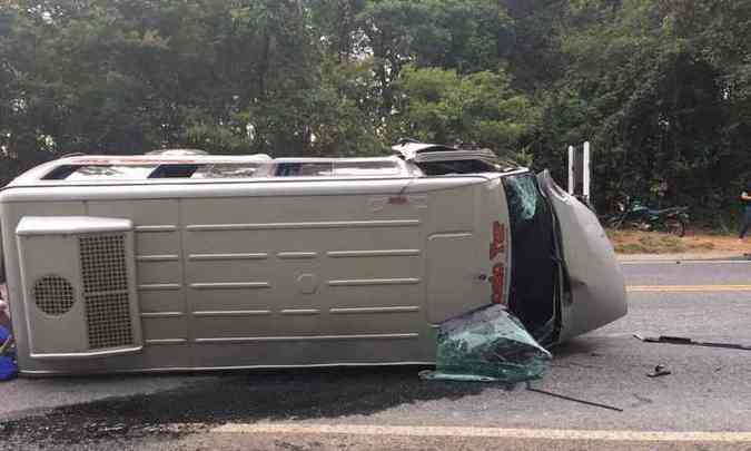 Van escolar tombou no acidente (foto: Reproduo Whatsapp)