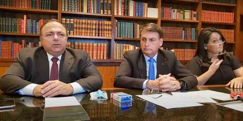Ministro interino da Sade, Eduardo Pazuello, e presidente Jair Bolsonaro durante live desta quinta-feira(foto: Reproduo/Facebook)