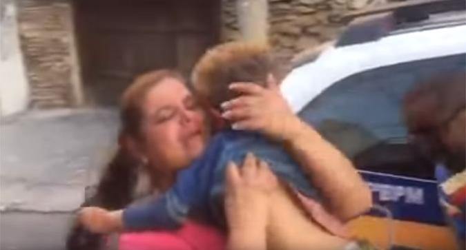 Miguel foi encontrado na mesma mata na tarde de sábado. Ele foi entregue à mãe na porta da delegacia de plantão de Betim(foto: Reprodução da internet/Youtube) Miguel foi encontrado na mesma mata na tarde de sábado. Ele foi entregue à mãe na porta da delegacia de plantão de Betim(foto: Reprodução da internet/Youtube)