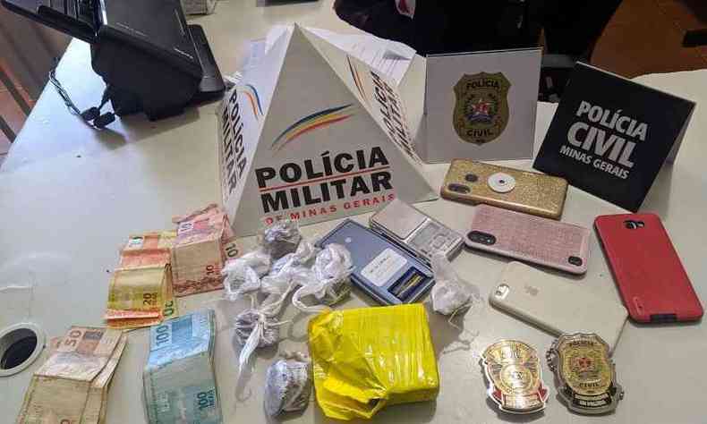 Drogas, munições, dinheiro e pedras preciosas foram apreendidos em São Gonçalo do Abaeté(foto: Polícia Civil de Minas Gerais/Divulgação)