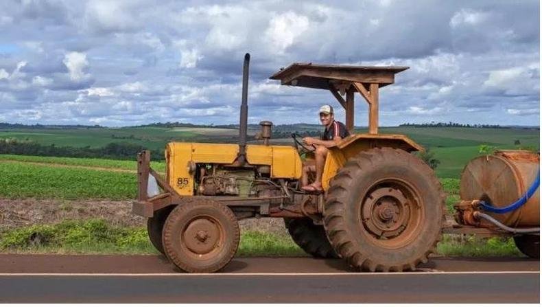 O país é o terceiro maior produtor de soja do mundo(foto: Getty Images) Trator em uma zona rural