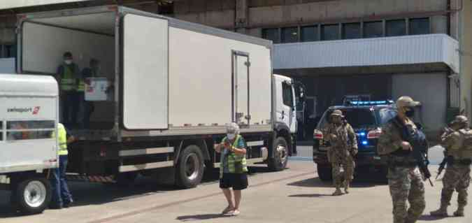 Retirada da carga de vacinas da aeronave foi acompanhada por policiais federais fortemente armadosMarcos Vieira/EM/D. A. Press