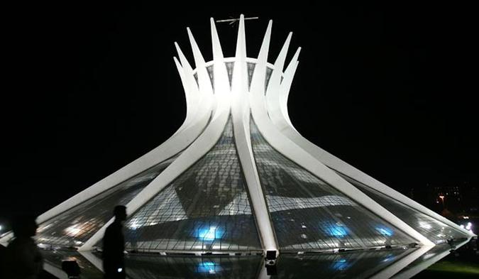 A Catedral inconfundível tornou-se exemplo da habilidade de transformar concreto em cartão-postal(foto: AFP PHOTO/Evaristo SA ) A Catedral inconfundível tornou-se exemplo da habilidade de transformar concreto em cartão-postal(foto: AFP PHOTO/Evaristo SA )