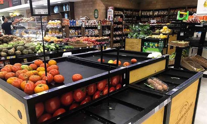 A reportagem percorreu as lojas de hipermercados e constatou a escassez dos produtos apontados pela pesquisa e tamb�m de v�rios outros(foto: Fernanda Cruz/Ag�ncia Brasil )