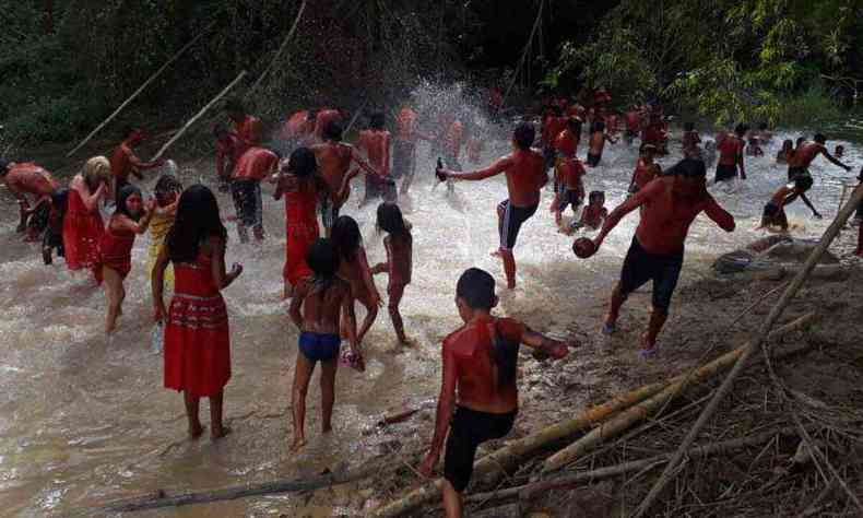 Vários indígenas se divertem no rio, no filme dirigido por Sueli Maxakali