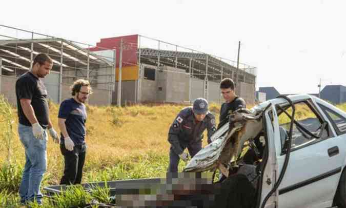 Casal morre ao bater o carro contra uma carreta na MGC-452, em Arax, no Sul de Minas Gerais, na madrugada deste domingo. Willian Tardelli/Divulgao