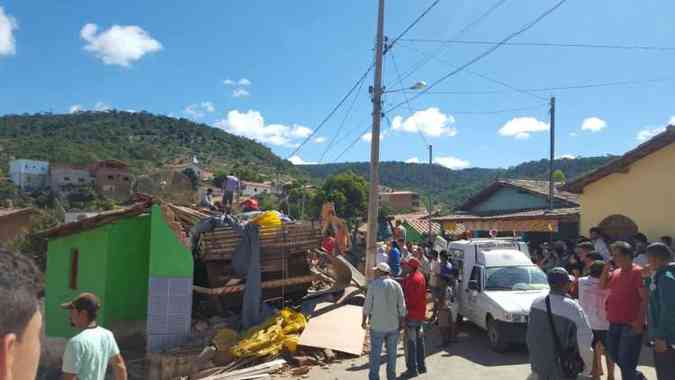 Caminho atingiu uma casa, que ficou destruda(foto: Polcia Militar/Divulgao)