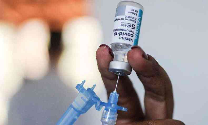 Vacina contra COVID sendo colocada na seringa 