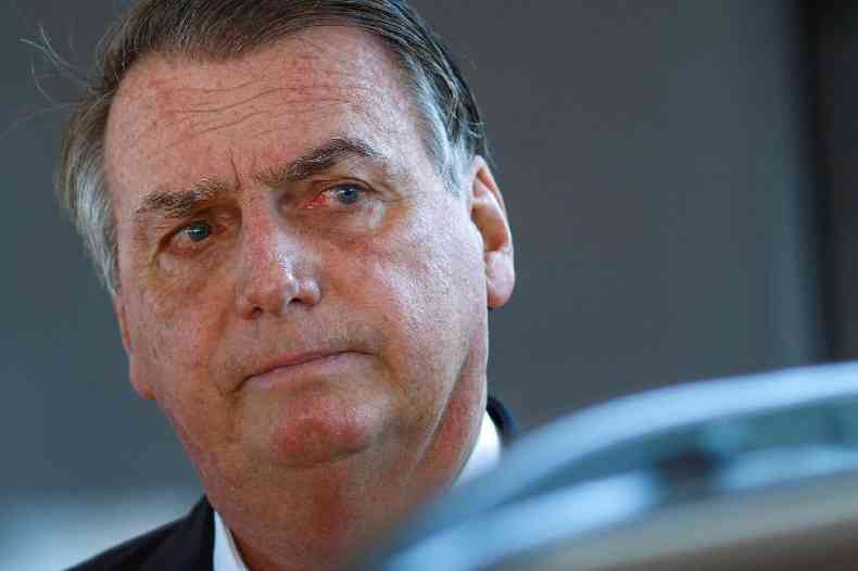 Bolsonaro prestes a entrar em um carro aps deixar sua casa