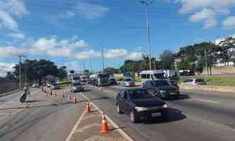 Trnsito est parcialmente liberado para a limpeza da pista nesta quinta-feira (foto: Edsio Ferreira/EM/DA Press)