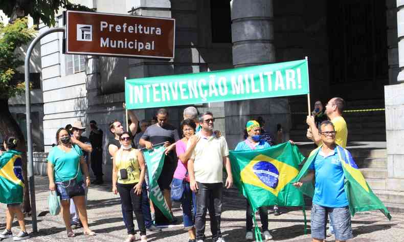 Manifestantes chegaram a pedir interveno militar em frente  prefeitura(foto: Edsio Ferreira/EM/D. A. Press)