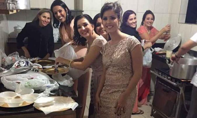 Os convidados tiveram de por a mão na massa e cozinhar macarrão(foto: Arquivo pessoal) Os convidados tiveram de por a mão na massa e cozinhar macarrão(foto: Arquivo pessoal)