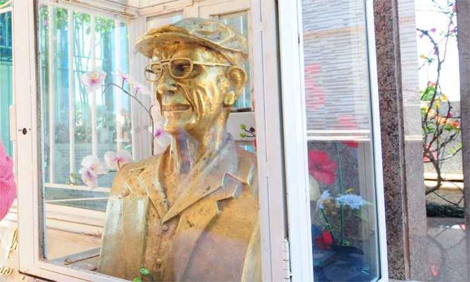 Em 30 de novembro do ano passado, o túmulo do médium na cidade foi depredado e o vidro que protege um busto do espírita foi quebrado(foto: Gladyston Rodrigues/EM/D.A Press - 21/06/17) Em 30 de novembro do ano passado, o túmulo do médium na cidade foi depredado e o vidro que protege um busto do espírita foi quebrado(foto: Gladyston Rodrigues/EM/D.A Press - 21/06/17)