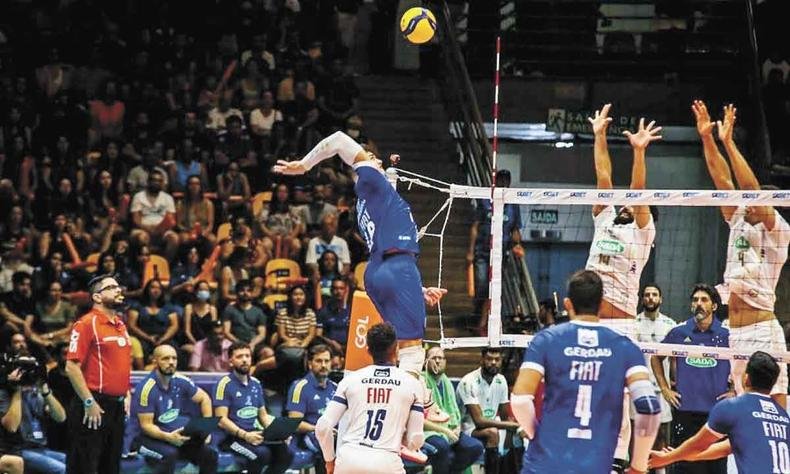 O Minas igualou a série das finais da Superliga ao vencer o Cruzeiro em Uberlândia por 3 a 2, forçando o terceiro confronto(foto: Eliezer Esportes/MTC) O Minas igualou a série das finais da Superliga ao vencer o Cruzeiro em Uberlândia por 3 a 2