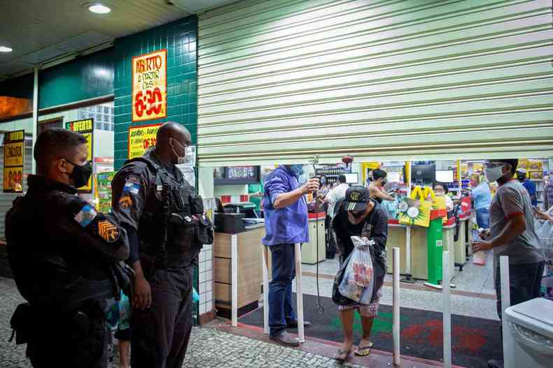 Polcia Militar do Rio de Janeiro fiscaliza supermercado no bairro da Lapa (foto: AFP / Andr Coelho - 06/03/2021)