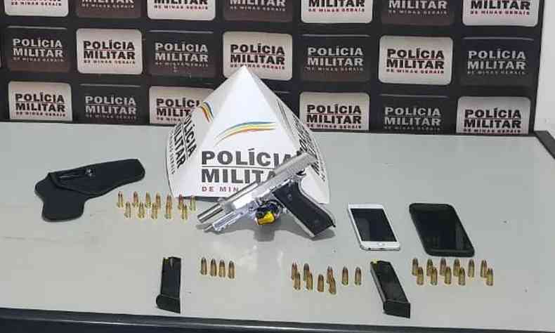 Arma, munies e celulares dos envolvidos no crime, apreendidos pela PM de Uberaba(foto: PMMG/Divulgao)