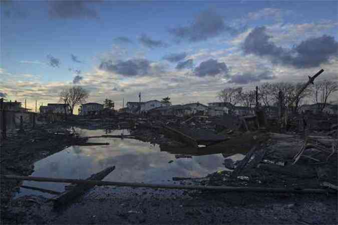 Dezenas de casas foram destrudas no bairro do Queens, nos EUA (foto: REUTERS/Shannon Stapleton )