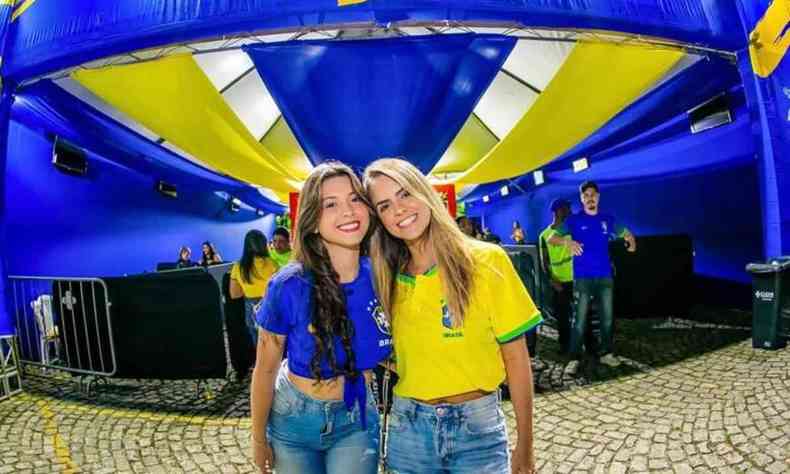 Sofia Vieira e Luanna Fuchs sorriem para a cmera 