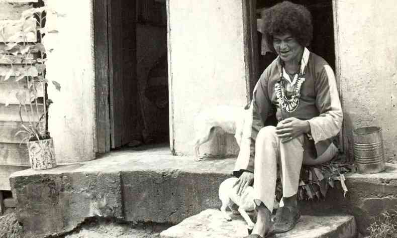 Foto do arquivo o jornal Estado de Minas, tirada nos anos 1980, mostra Cintura Fina sentado em uma frente a uma casa