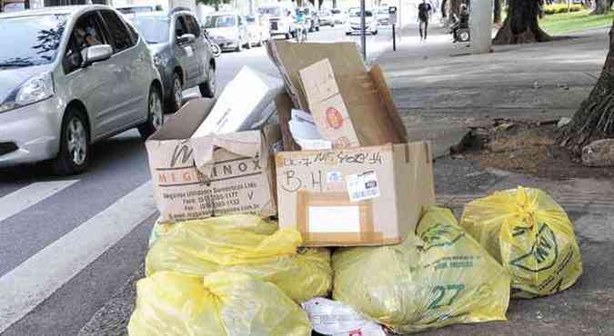 Em Santa Tereza, na Rua Mrmore, bem perto da Praa Duque Caxias, mais sacos deixados por moradores(foto: Fotos: Jair Amaral/EM/D.A Press )
