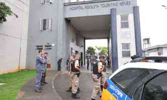 Na porta do hospital, policiais e socorristas se emocionaram com batalha pela vida travada pelas irms(foto: Jair Amaral/EM/DA Press)