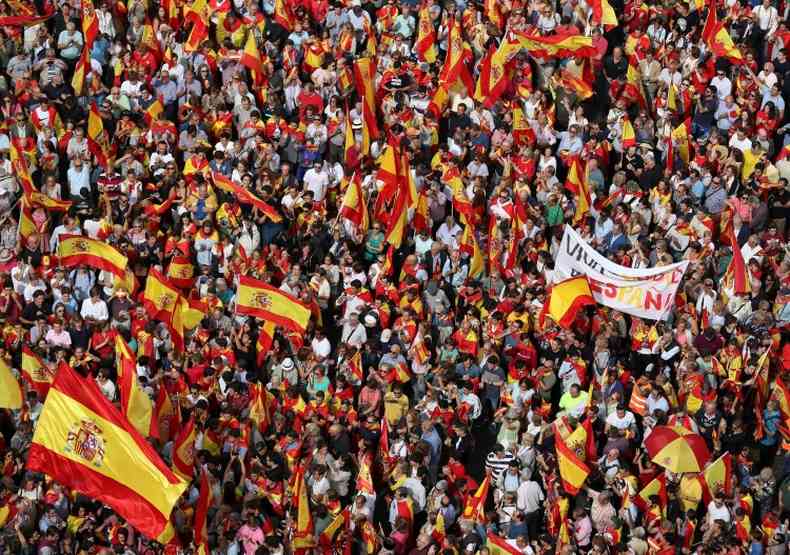 Desde este sbado, as ruas de Madri so tomadas de gente dizendo no  independncia catal(foto: Sergio Perez/Reuters)