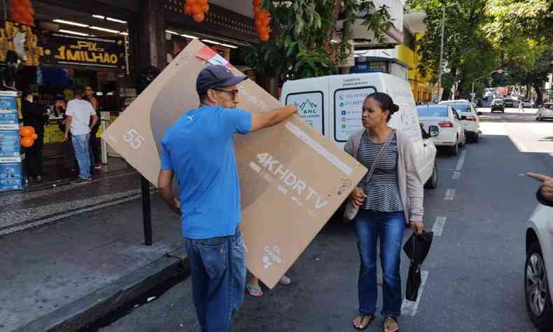 Na foto, Vanderlei Onofre e Ana Paula Onofre seguram a TV que compraram nesta Black Friday