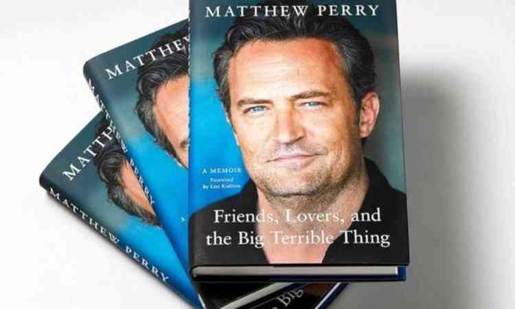 exemplares da autobiografia de Matthew Perry