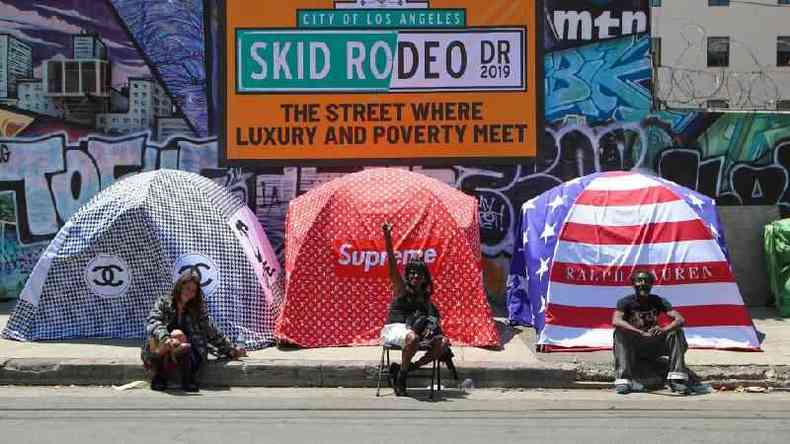 Em 2019, o artista Chemical X instalou essas barracas com logotipos de marcas de luxo em zonas de Los Angeles onde vivem milhares de moradores de rua para denunciar as desigualdades que existem na cidade(foto: Getty Images)