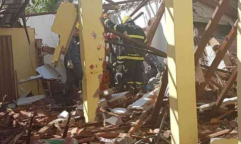 Estrutura da casa foi destruda com a fora da exploso (foto: Corpo de Bombeiros/Divulgao)
