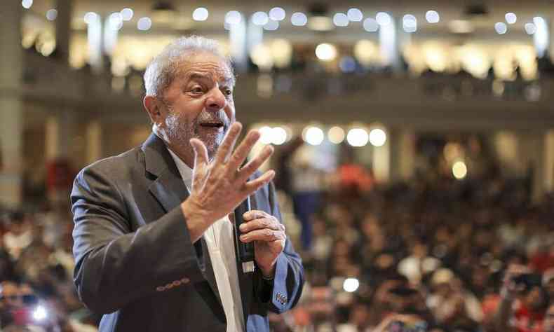 Lula fala em microfone em palestra 