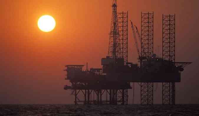 Plataforma petrolfera no mar Cspio.(foto: (FNA/Divulgao))