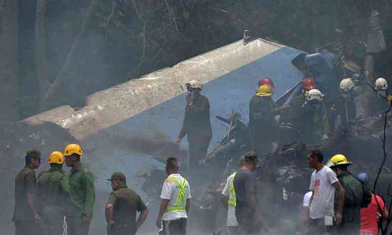 O Boeing 737-200 que caiu pouco depois de decolar do aeroporto internacional da capital cubana transportava um total de 113 pessoas(foto: Yamil LAGE / AFP)