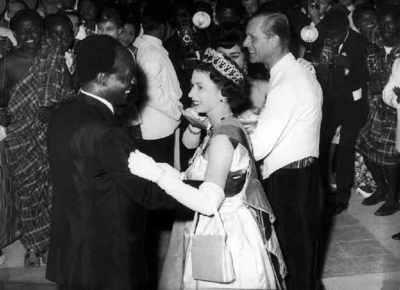 A rainha Elizabeth danando com o presidente de Gana, Kwame Nkrumah, em 1961