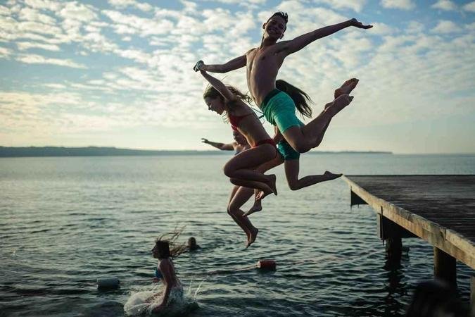 Centenas de pessoas deram o tradicional pulo no Mar Adri�tico para celebrar o ano novo na cidade de Portoroz, na Eslov�nia AFP / JURE Makovec