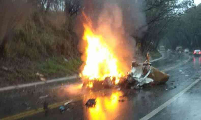 Vtimas estavam no carro da prefeitura que pegou fogo aps batida(foto: Internet/ Reproduo/ Whatsapp)